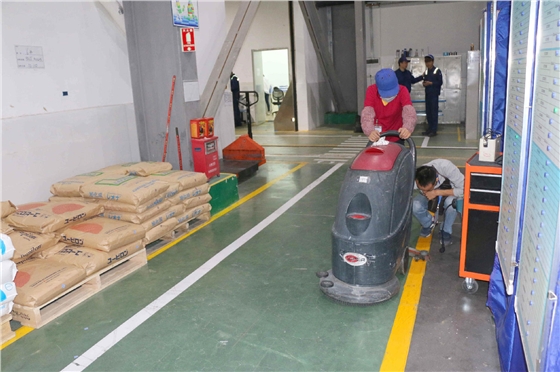德馬汽配有限公司全自動(dòng)電瓶洗地機(jī).jpg