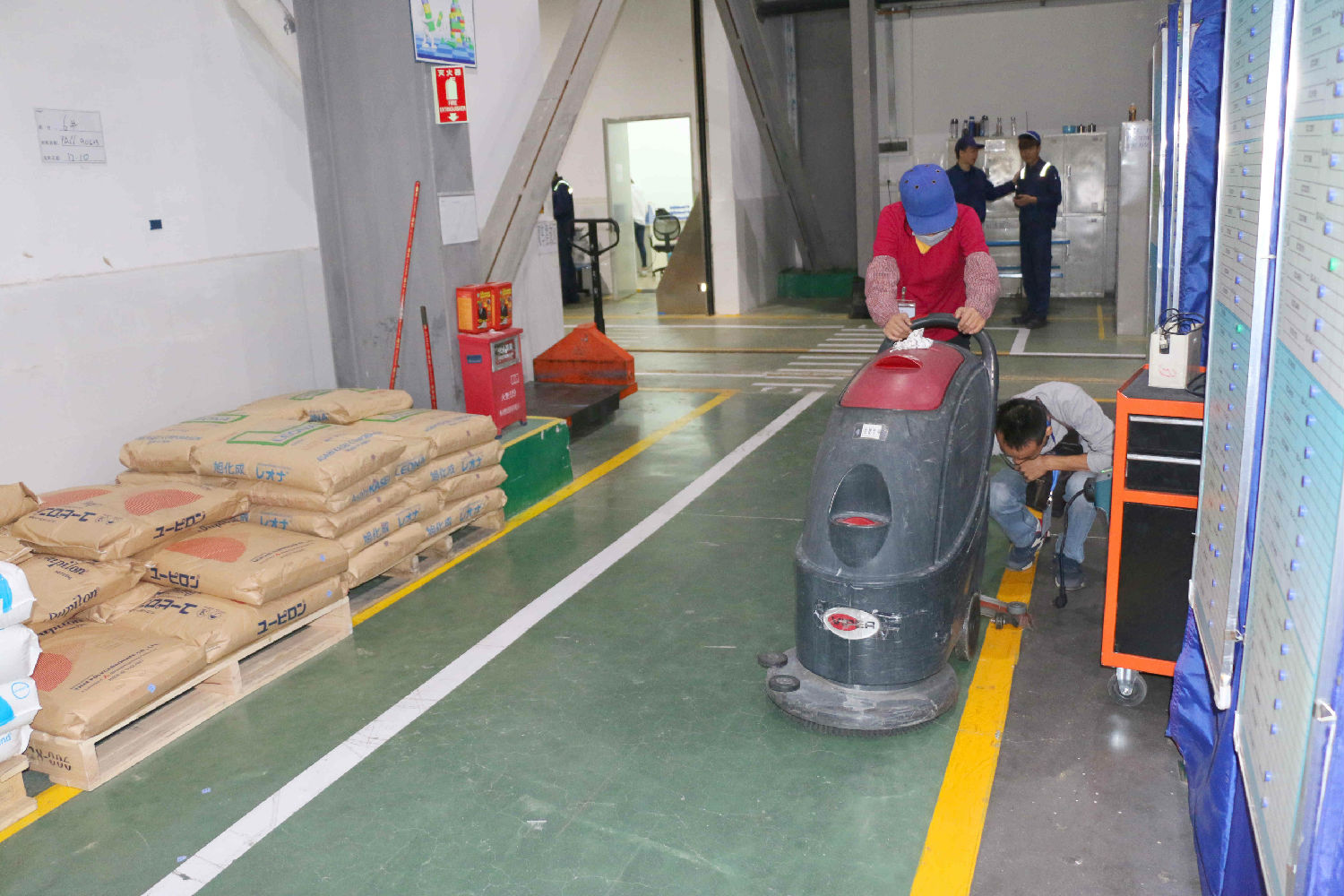 德馬汽配有限公司全自動電瓶洗地機.jpg